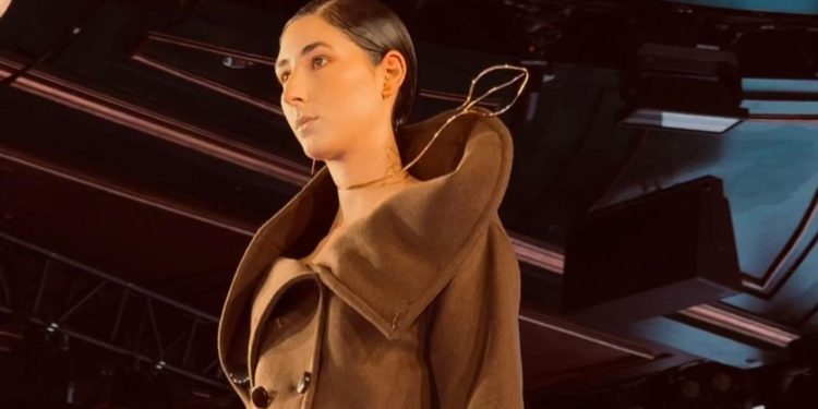 Eleonora Hsiung leva acessórios flutuantes ao New York Fashion Week