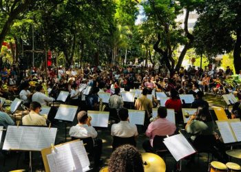 Concerto celebra Dia das Mães com clássicos de Roberto Carlos em Goiânia