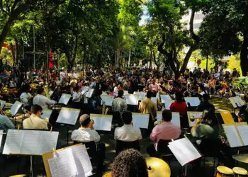 Concerto celebra Dia das Mães com clássicos de Roberto Carlos em Goiânia