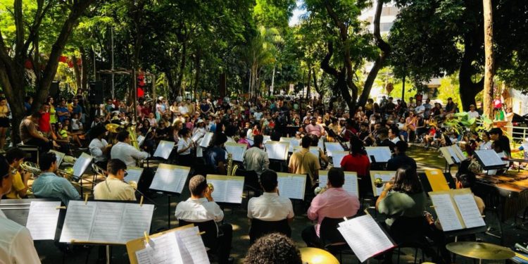 Concerto celebra Dia das Mães com clássicos de Roberto Carlos em Goiânia