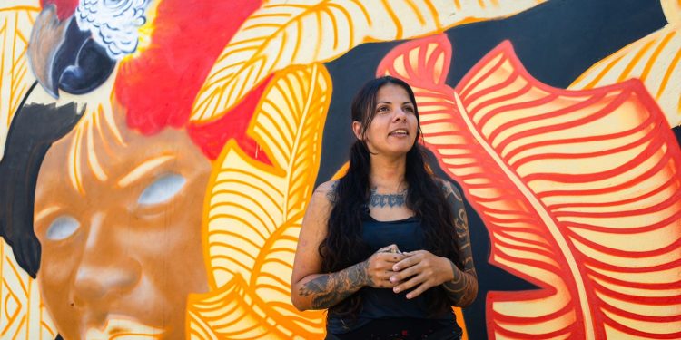 Goiânia ganha mural de grafite de 42m² da artista Mury