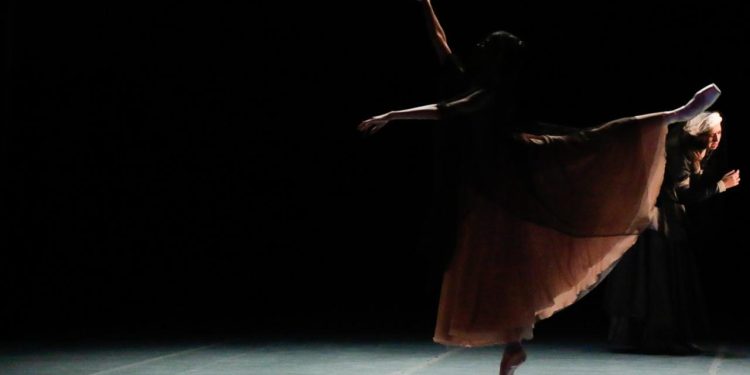 Teatro Escola Basileu França encena clássico “Romeu e Julieta”