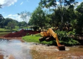 Amma realiza desassoreamento do lago secundário no Parque Cascavel
