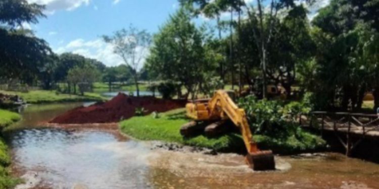 Amma realiza desassoreamento do lago secundário no Parque Cascavel