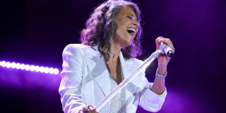Simone realiza show em Goiânia no Teatro Rio Vermelho