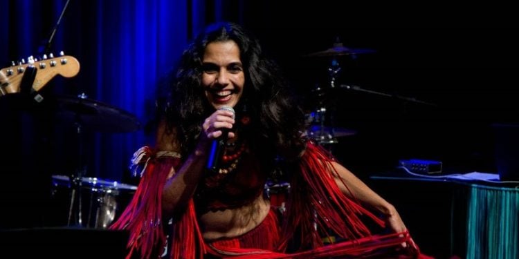Luau da Liberdade recebe show gratuito de Débora Di Sá nesta sexta-feira (20/6)