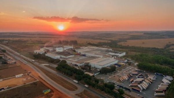 Goiás: Ambev inaugura linha e amplia produção de cerveja no Estado