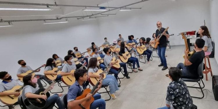 Governo de Goiás oferece 624 vagas gratuitas em cursos de teatro e violão em nove cidades
