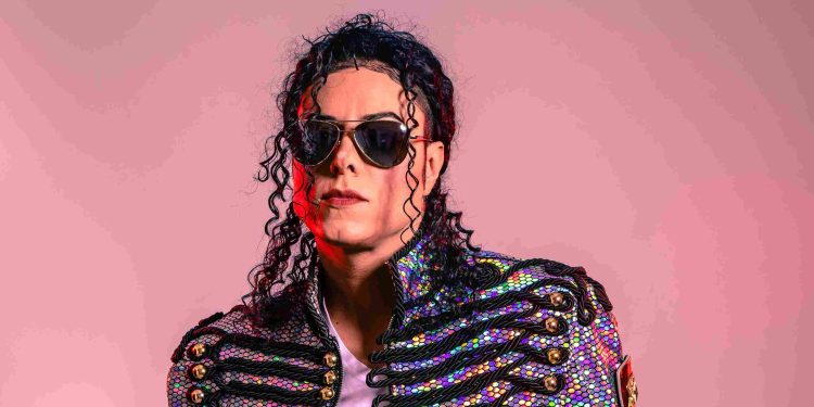 Rodrigo Teaser se apresenta em Goiânia com tributo a Michael Jackson