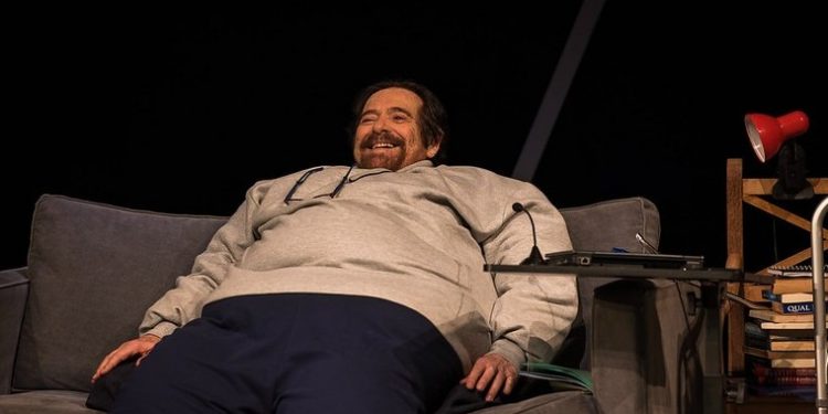 Peça A Baleia, protagonizada por José de Abreu, chega a Goiânia em setembro