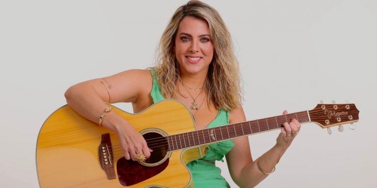 Maíra Lemos se apresenta pela 1ª vez no Luau da Liberdade