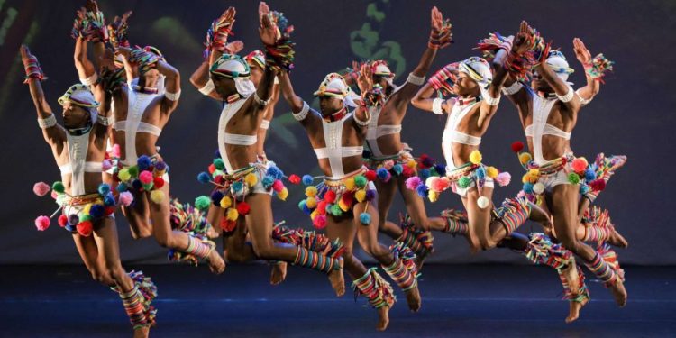 Balé Folclórico da Bahia celebra 37 anos de trajetória em turnê nacional que chega a Goiânia
