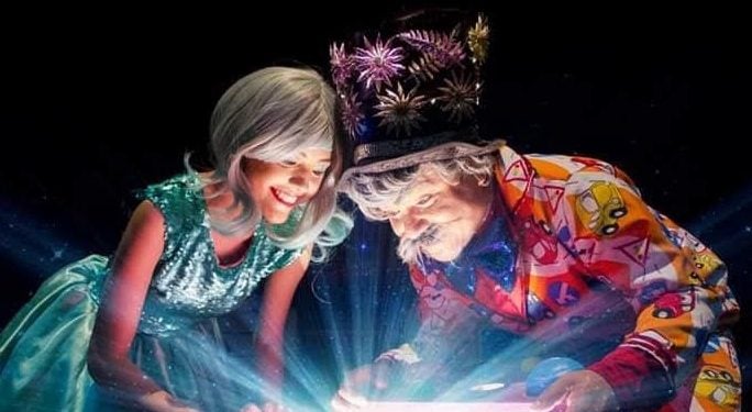 Espetáculo da Cia de Teatro Carlos Moreira une personagens clássicos para show de talentos