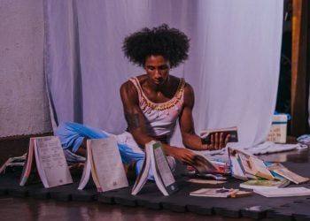 Orum Aiyê estreia solo circense teatral “Sob(re) a pele”