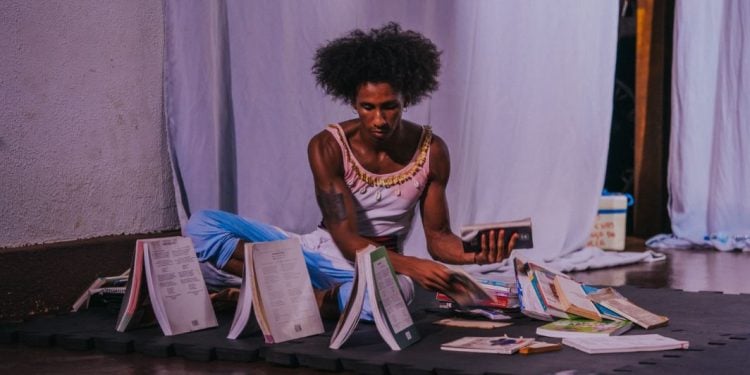 Orum Aiyê estreia solo circense teatral “Sob(re) a pele”