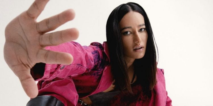 Cantora Jaloo apresenta pocket show gratuito no Teatro Goiânia