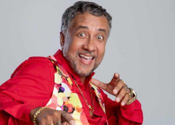 Humorista Paulinho Gogó apresenta novo espetáculo no Teatro Goiânia