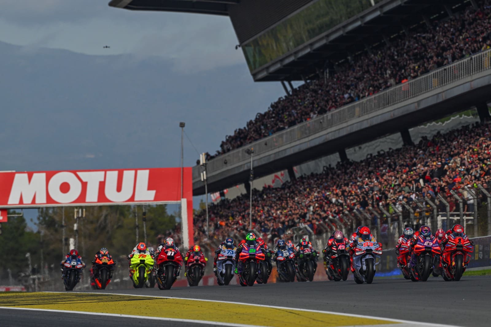 PilotoS do MotoGP na pista Divulgacao MotoGP