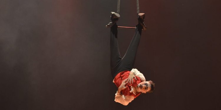 Cia Corpo na Contramão oferece oficinas gratuitas de circo para adultos iniciantes