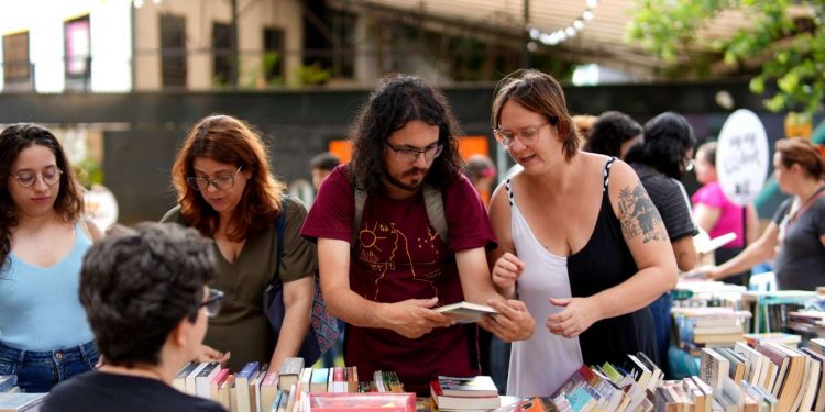 Coletivo Centopeia realiza 3ª edição da feira literária Beco das Palavras