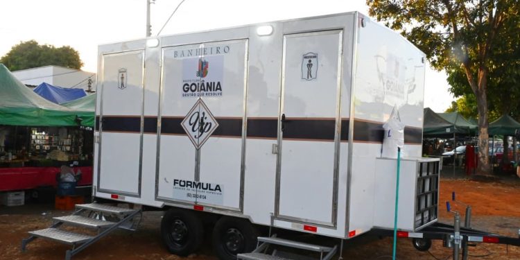 Feiras de todas as regiões de Goiânia recebem novos banheiros móveis