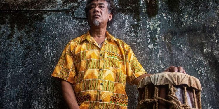 Mestre Jackson, um dos precursores do Samba Reggae no Olodum, ministra oficinas em Goiás