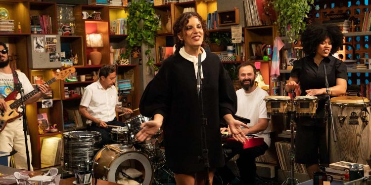 Tiny Desk Brasil celebra 20 anos de carreira de Céu