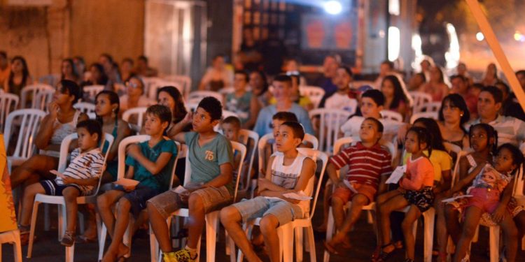 4 bairros de Goiânia recebem cinema ao ar livre