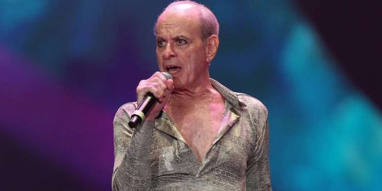 Ney Matogrosso traz show da turnê "Bloco na Rua" a Goiânia