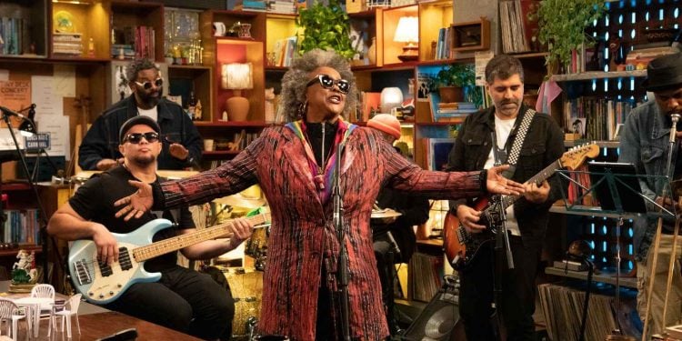 Tiny Desk Brasil exalta o soul nacional com apresentação de Sandra Sá