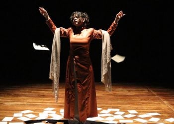 Thaise Monteiro estreia o espetáculo “A Menina que Fala Poemas Descalça”