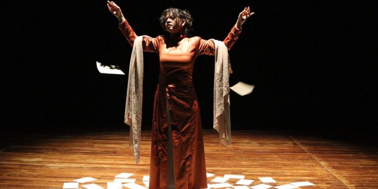 Thaise Monteiro estreia o espetáculo “A Menina que Fala Poemas Descalça”