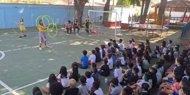 Magia circense do projeto “Circular – Ilusões Orbitais” chega a escola de Goiânia