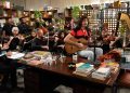 Tiny Desk Brasil reúne Tim Bernardes e orquestra de 17 músicos
