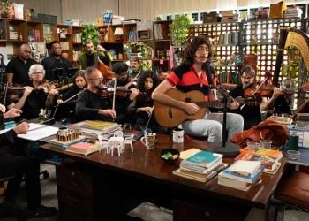 Tiny Desk Brasil reúne Tim Bernardes e orquestra de 17 músicos