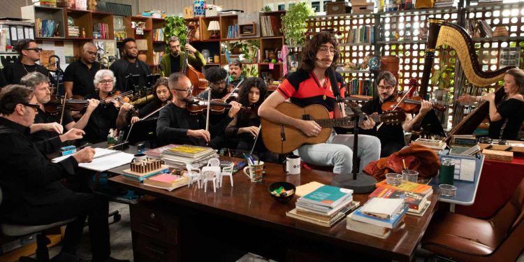 Tiny Desk Brasil reúne Tim Bernardes e orquestra de 17 músicos