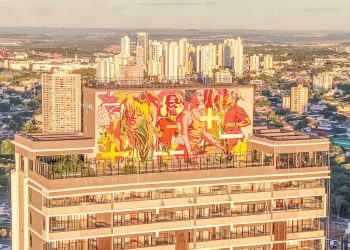 Bicicleta Sem Freio pinta mural em rooftop a 105 metros de altura em Goiânia