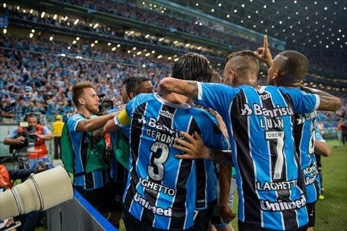 Foto: Reprodução/ Jogadores do Grêmio comemoram gol da vitória