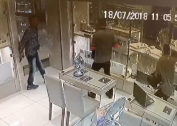 Novas imagens mostram bandidos armados em joalheria no Goiânia Shopping