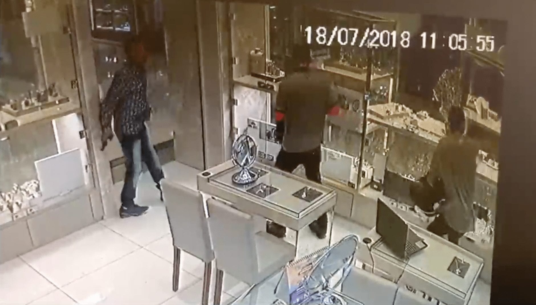 Novas imagens mostram bandidos armados em joalheria no Goiânia Shopping