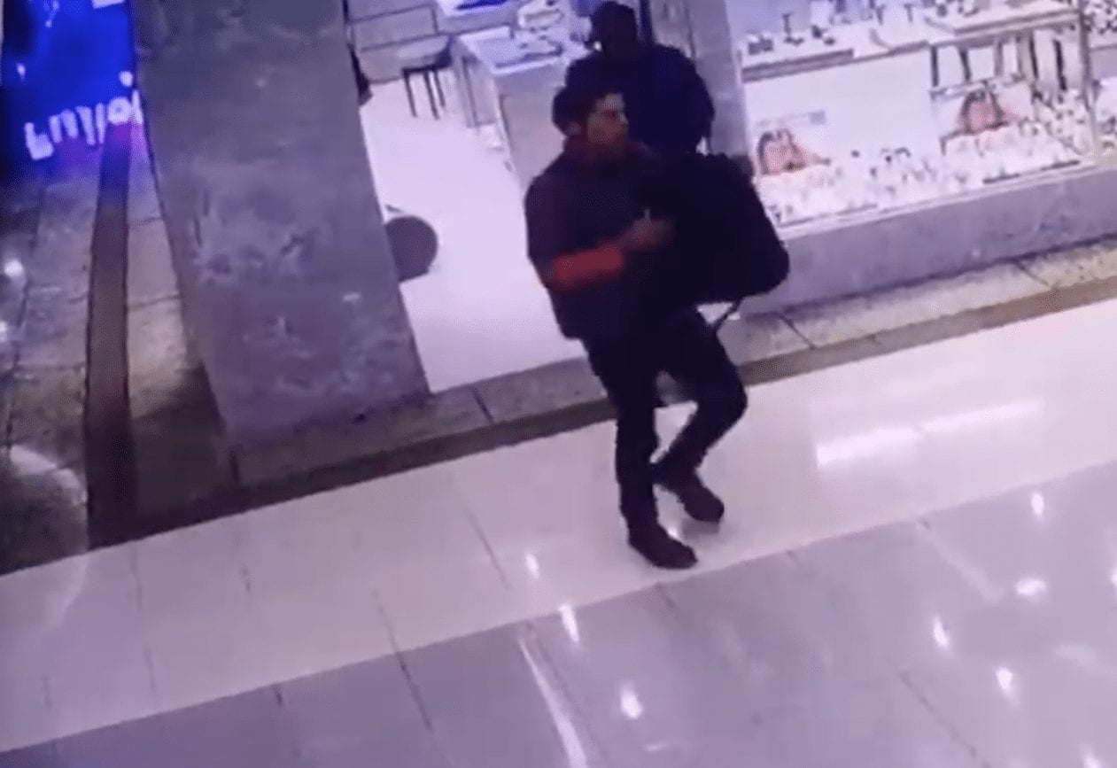 Veja imagens de assaltantes dentro de joalheria no Goiânia Shopping