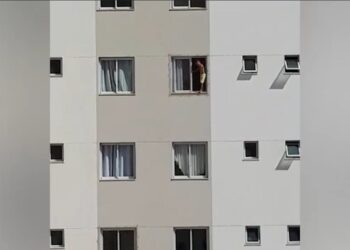 Vídeo mostra menino andando em parapeito do 18° andar de prédio em Goiânia