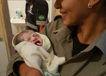 Bebê nasce com a ajuda de policiais em banheiro de casa em Aparecida