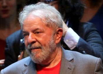 Lula publica carta após registrar candidatura no TSE