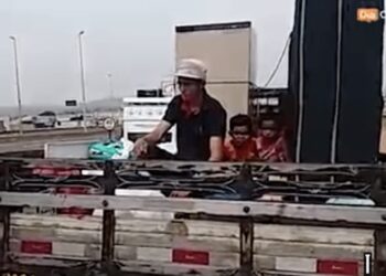 PRF flagra crianças em carroceria na BR-153 em Aparecida de Goiânia; assista vídeo