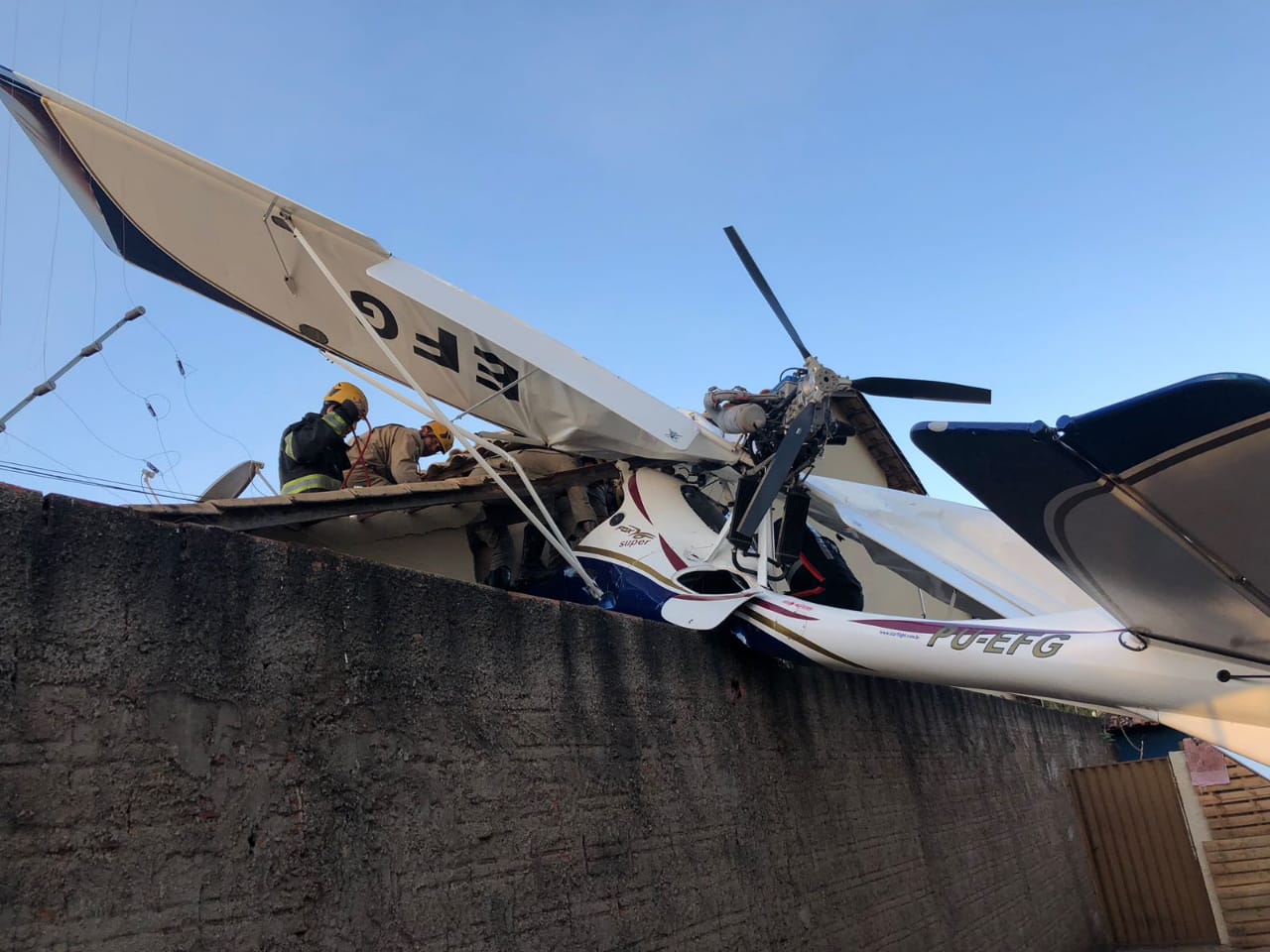 Queda de aeronave de pequeno porte em Goiânia deixa criança morta e dois adultos feridos