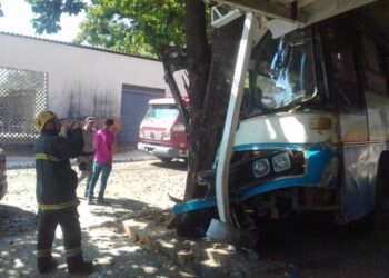 Acidente entre caminhonete e ônibus deixa dez feridos em Trindade
