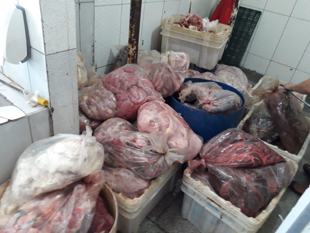 Açougue em Goiânia é flagrado pela polícia vendendo carne podre