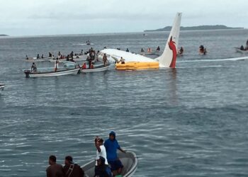 Avião faz pouso forçado e só para em lagoa na Micronésia