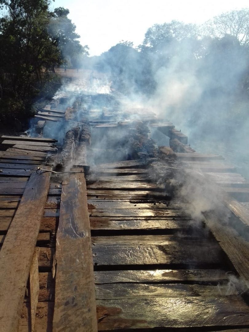 Depois de morte trágica de motociclista, ponte é incendiada e povoados ficam isolados no interior de Goiás